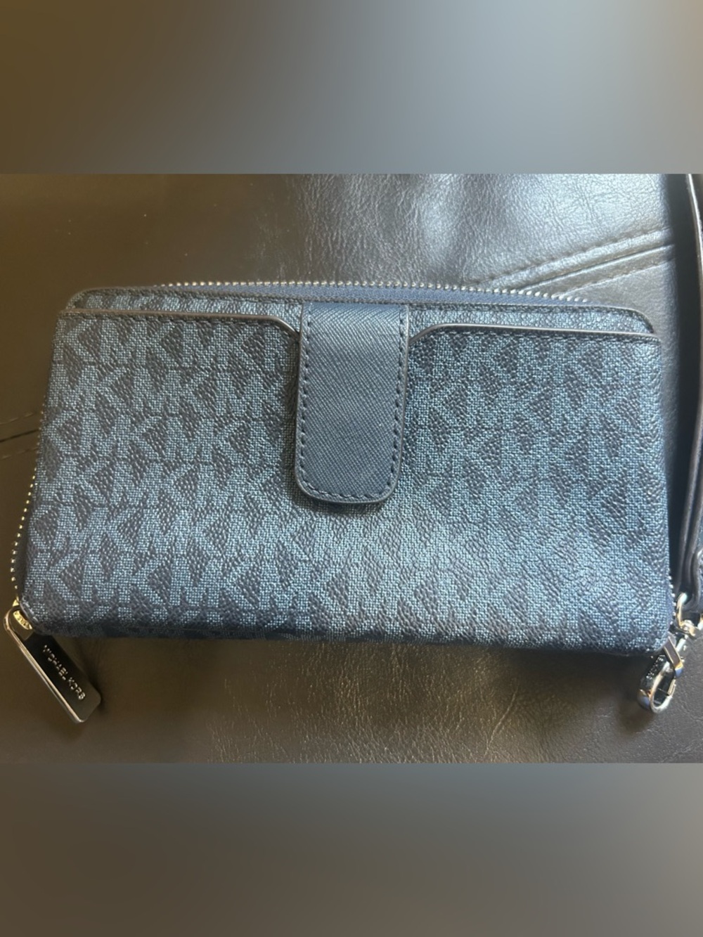 Michael Kors 35S0STVL2B Women's Zippered Travel Wallet - Picture 2 of 3
